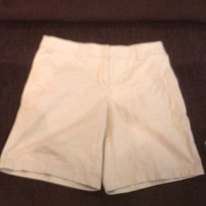 Size 6 khaki Bermuda shorts w 9" inseem
